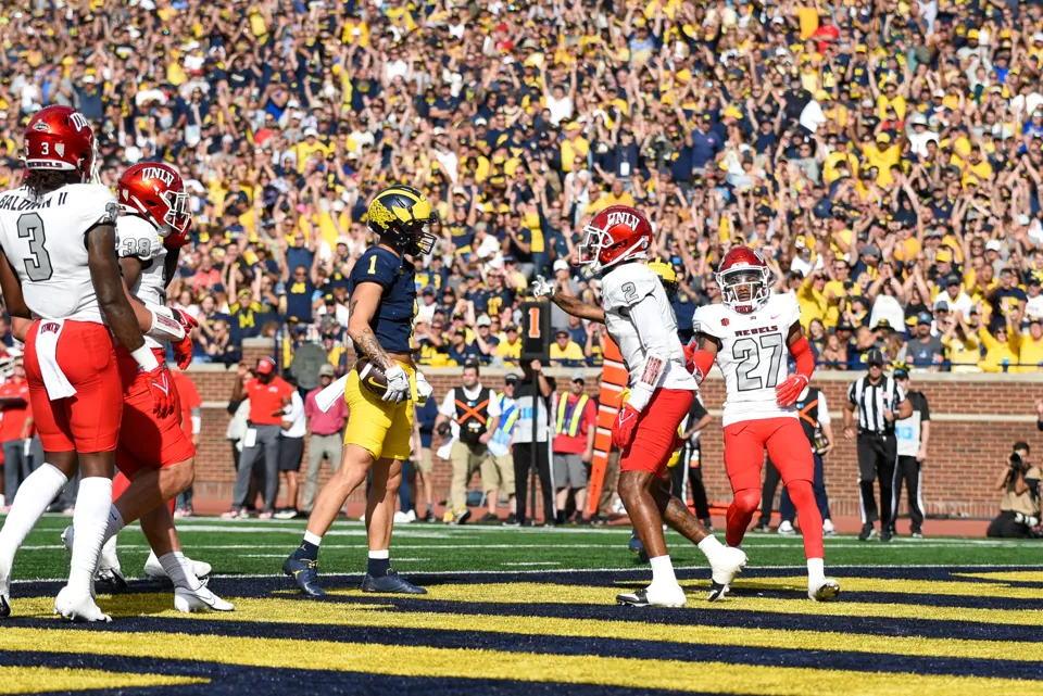 Jugadores de UNLV durante un partido frente a Michigan · archivo de septiembre de 2023