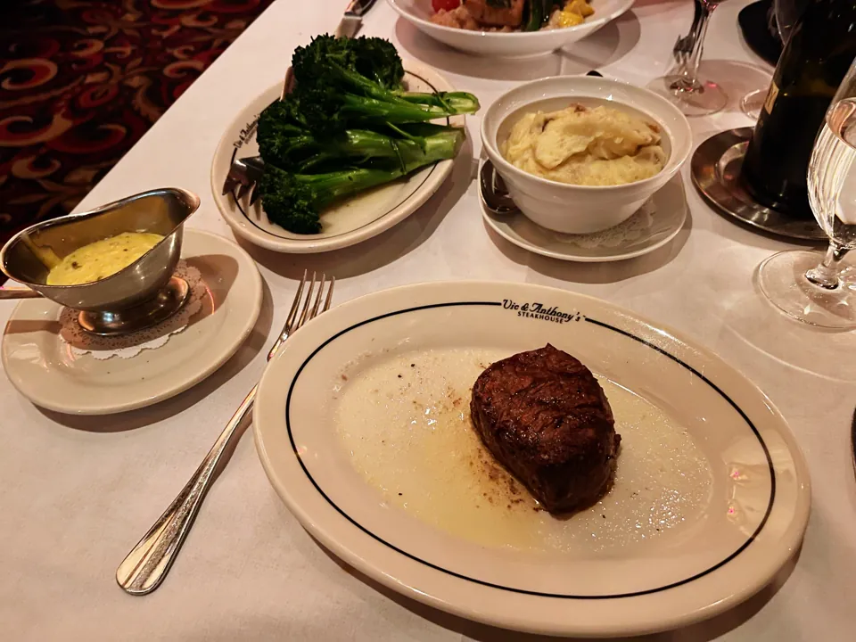 Filete y acompañamientos fotografiados en Vic & Anthony’s de Golden Nugget · marzo de 2022
