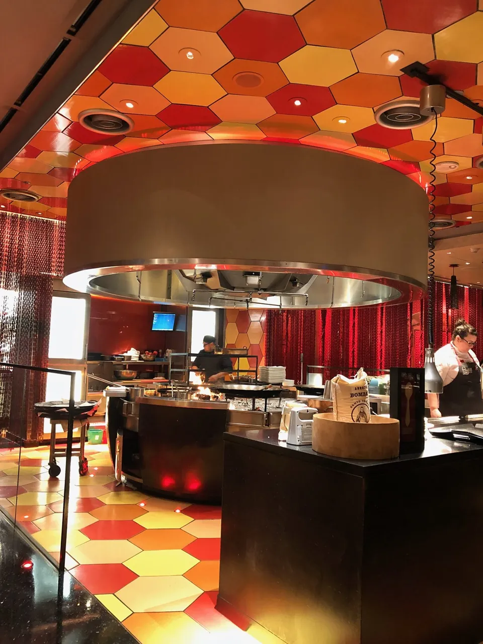 Cocina abierta de Jaleo Las Vegas en diciembre de 2019 · archivo 2019