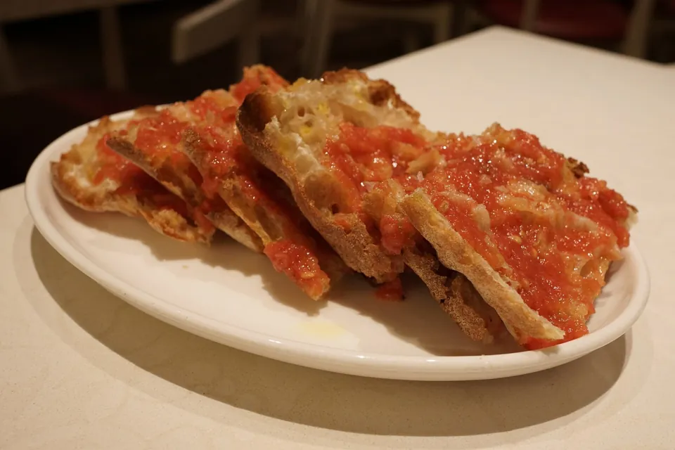 Pan con tomate fotografiado en Jaleo Las Vegas · archivo 2013