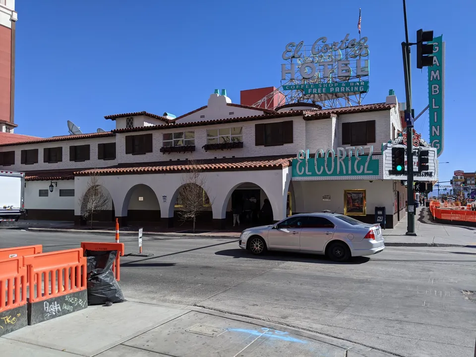 Exterior histórico de El Cortez en Fremont Street East · archivo de febrero de 2020. No confirma servicios ni configuración actuales.