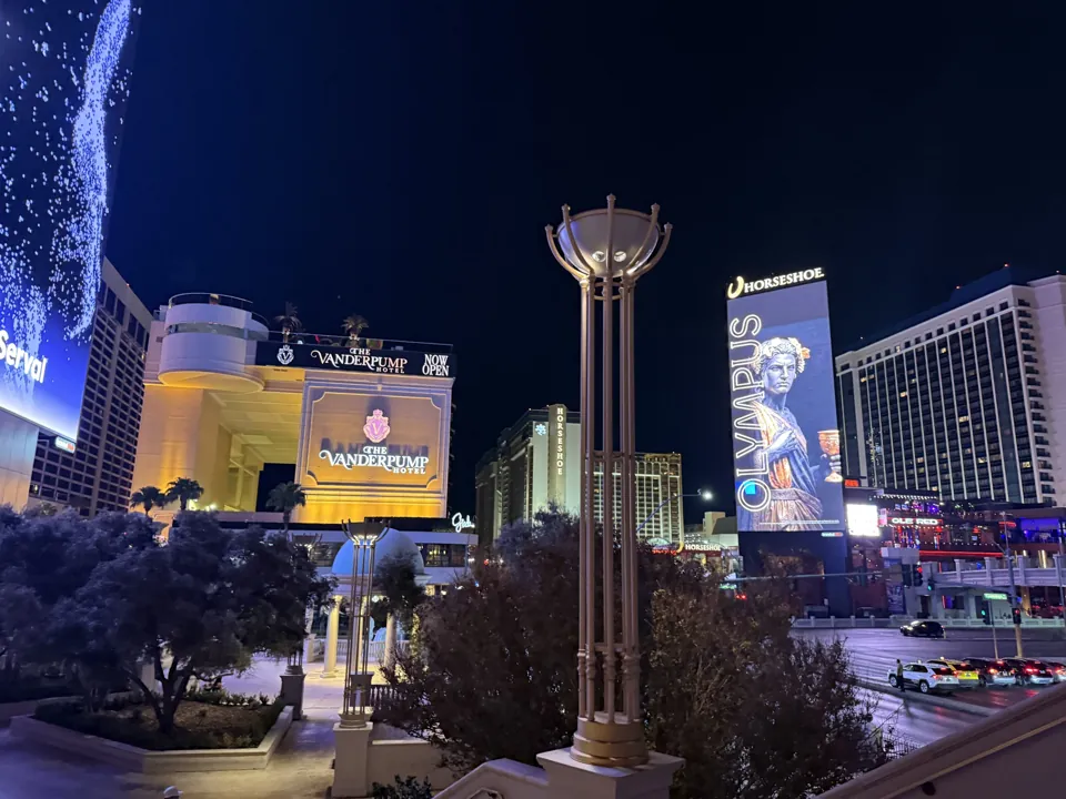 Horseshoe Las Vegas visto desde el Strip, con Paris y The Vanderpump Hotel alrededor · archivo de septiembre de 2026; no confirma servicios actuales.
