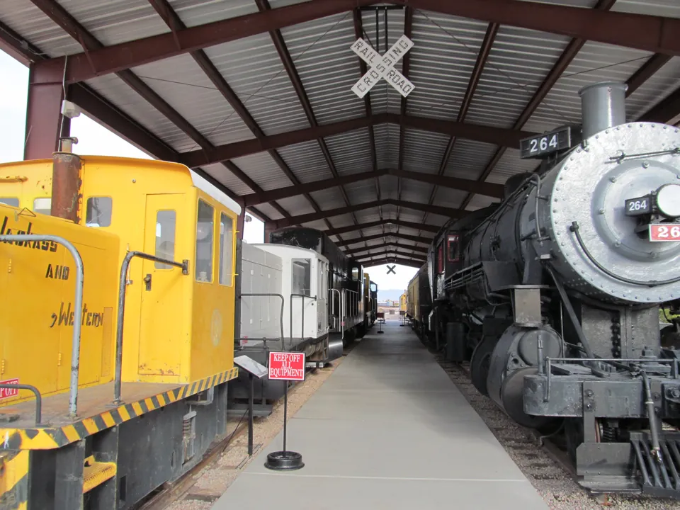 Material ferroviario del museo en Boulder City · archivo de enero de 2012. La imagen no confirma qué locomotoras están expuestas u operativas hoy.