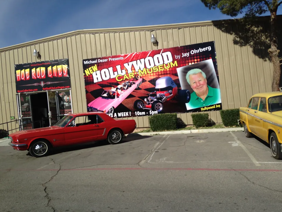 Exterior de Hollywood Cars Museum · archivo de noviembre de 2014. Los letreros y vehículos fotografiados no confirman horarios ni exhibiciones actuales.