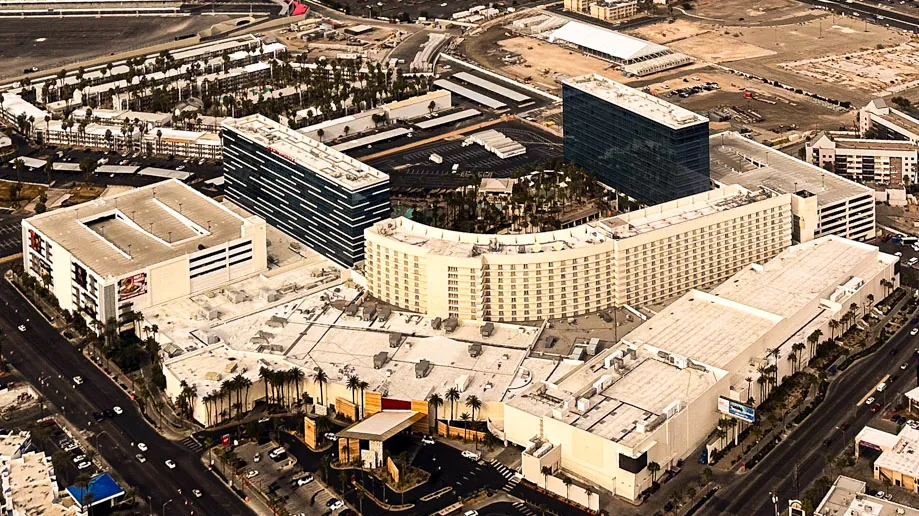 Vista aérea de Virgin Hotels Las Vegas · archivo de enero de 2024. El entorno y la configuración del resort pueden haber cambiado.