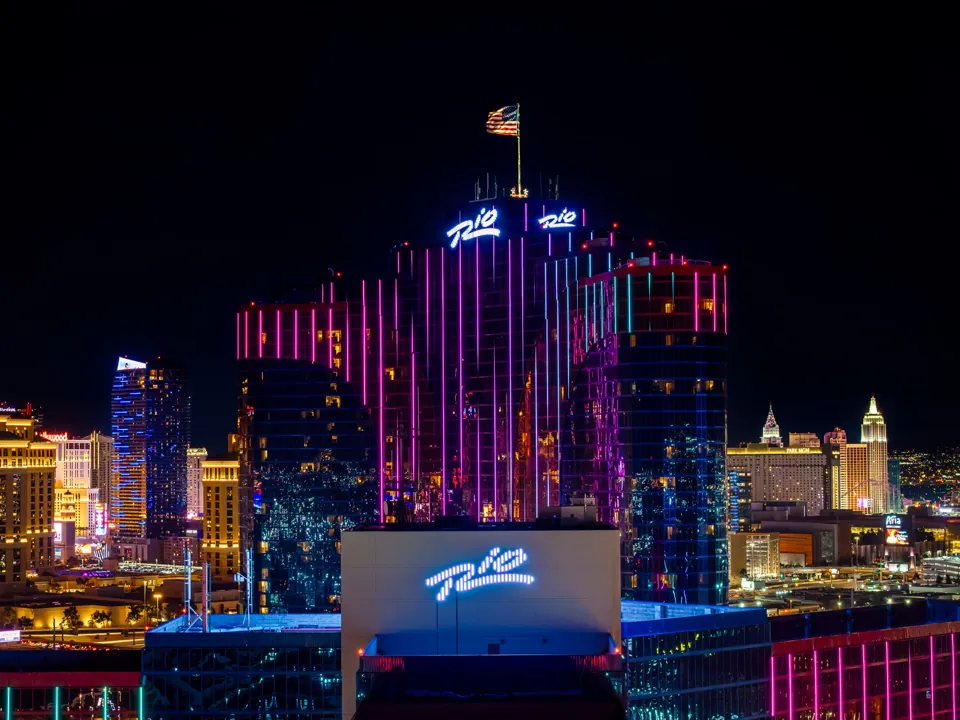 Exterior nocturno de Rio Hotel & Casino · archivo de abril de 2025. No confirma servicios ni configuración actuales.