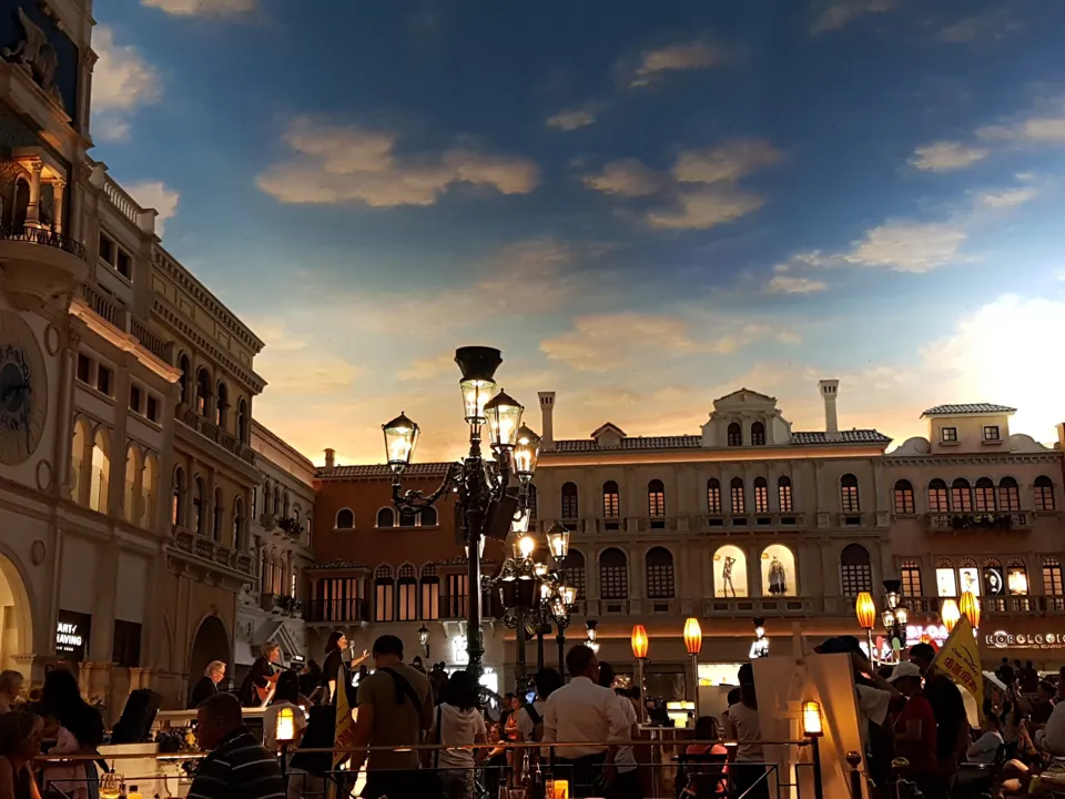 Canaletto y sus mesas en la plaza interior de Grand Canal Shoppes · archivo de agosto de 2018; el cielo es parte del decorado interior y la distribución actual puede variar.