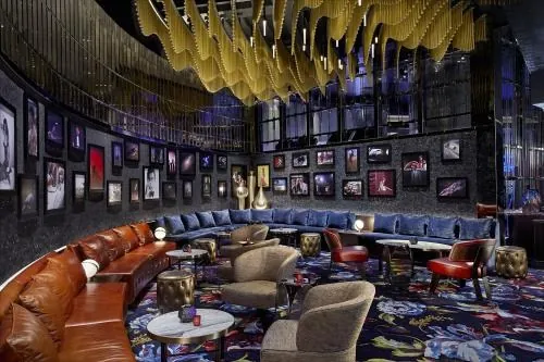 Área de asientos de Vesper Bar en The Cosmopolitan · fotografía de prensa sin fecha de toma publicada; no garantiza una mesa o asiento específico.