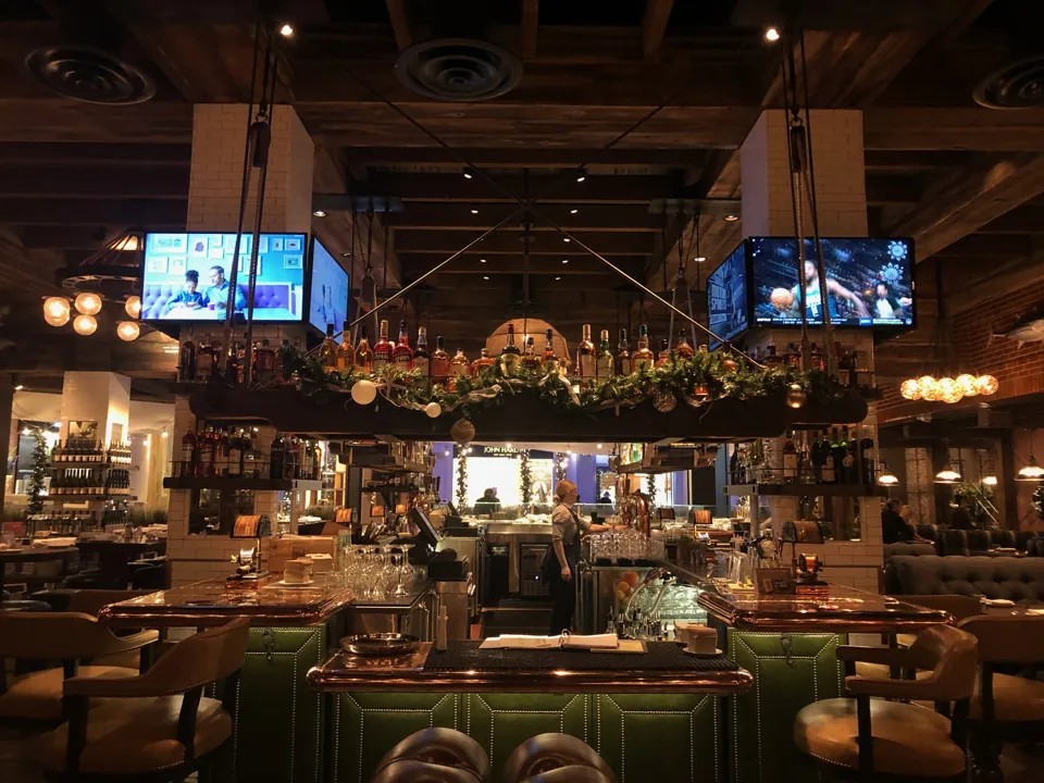 Barra de Water Grill en The Forum Shops at Caesars · archivo de diciembre de 2019; la distribución actual puede variar.