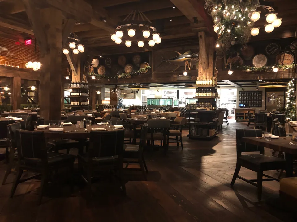 Comedor de Water Grill en The Forum Shops at Caesars · archivo de diciembre de 2019; no acredita disponibilidad de una mesa concreta.
