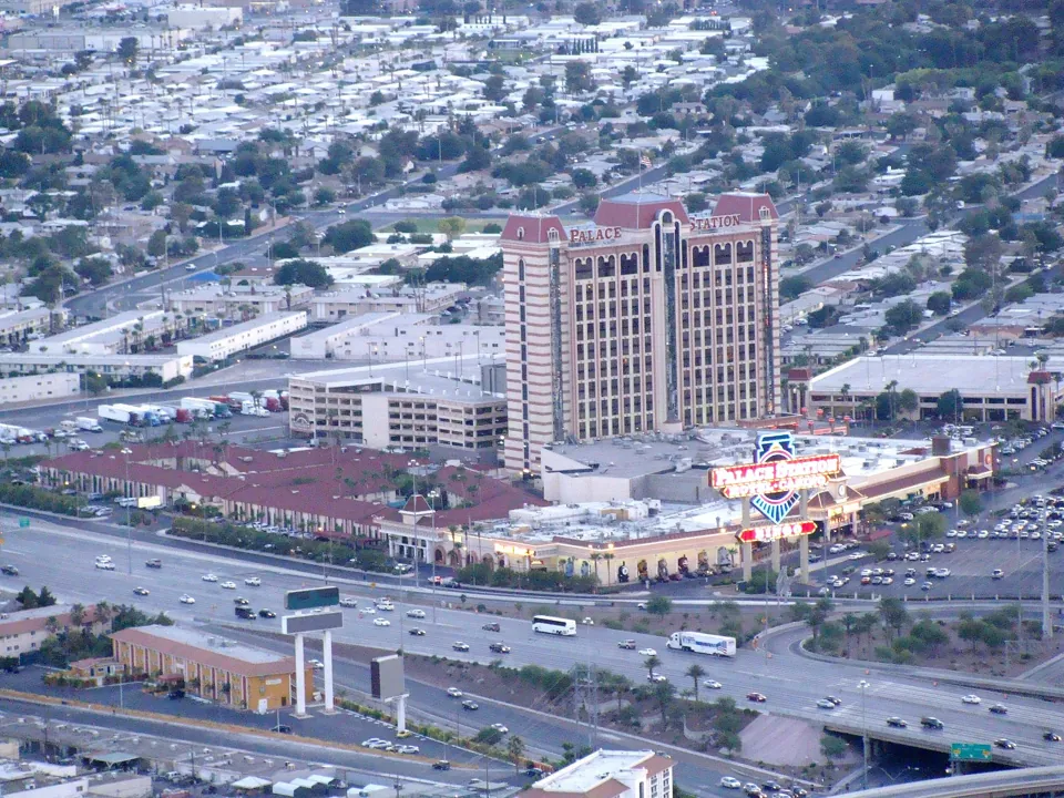 Vista elevada de Palace Station desde la torre Stratosphere · archivo del 18 de julio de 2010; la apariencia y los accesos actuales pueden variar.