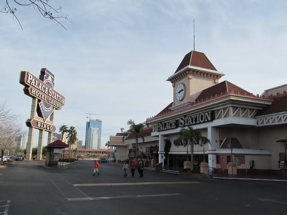 Antigua fachada de acceso de Palace Station con decoración ferroviaria · fotografía histórica del 29 de enero de 2012; no representa necesariamente la entrada actual.