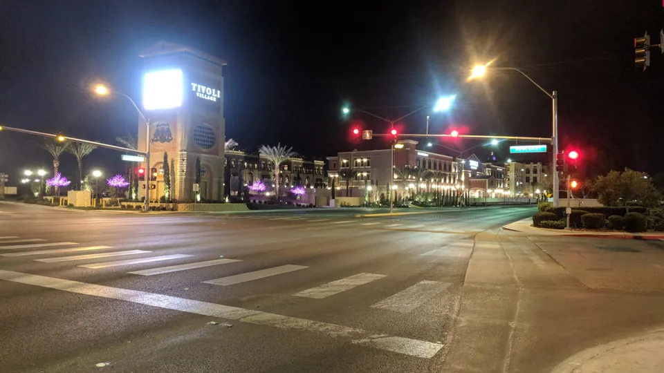 Tivoli Village iluminado, visto desde Rampart Boulevard · archivo del 4 de febrero de 2018; no confirma los establecimientos actuales.