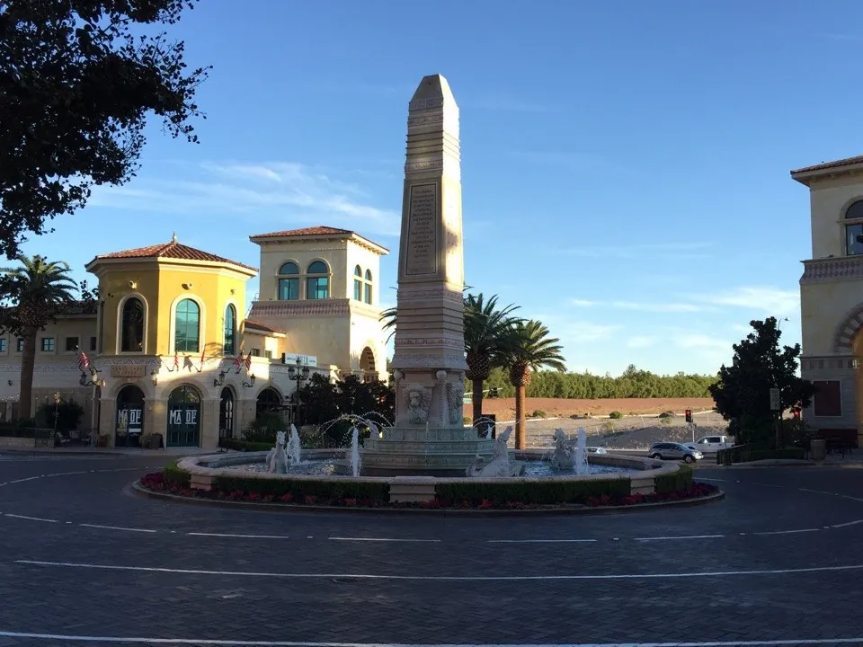 Plaza y arquitectura de Tivoli Village · archivo del 11 de octubre de 2014; los negocios y la distribución actuales pueden variar.
