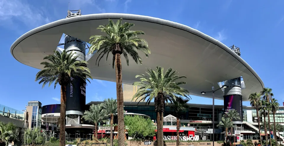 Exterior y cubierta de Fashion Show Las Vegas · archivo del 6 de octubre de 2021; los anuncios y comercios actuales pueden variar.