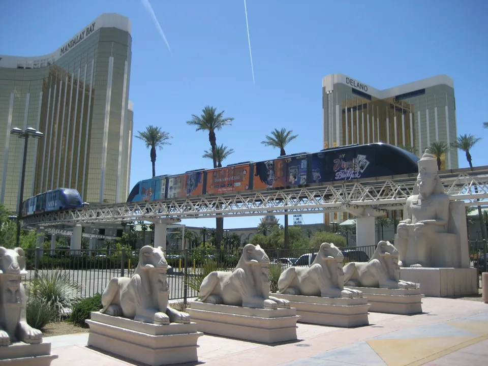 Tranvía de Mandalay Bay junto a Luxor · archivo del 2 de mayo de 2017; la publicidad y los nombres de hoteles corresponden a aquella fecha. No representa el Las Vegas Monorail ni garantiza el servicio actual.