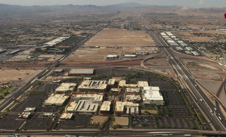 Vista aérea hacia el sur de Town Square Las Vegas · archivo del 11 de julio de 2018; sirve como referencia histórica del conjunto, no como plano actual.