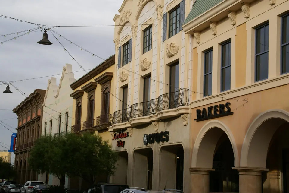 Calle comercial de Town Square Las Vegas · archivo del 5 de octubre de 2012; los letreros muestran comercios de aquella fecha, no el directorio actual.