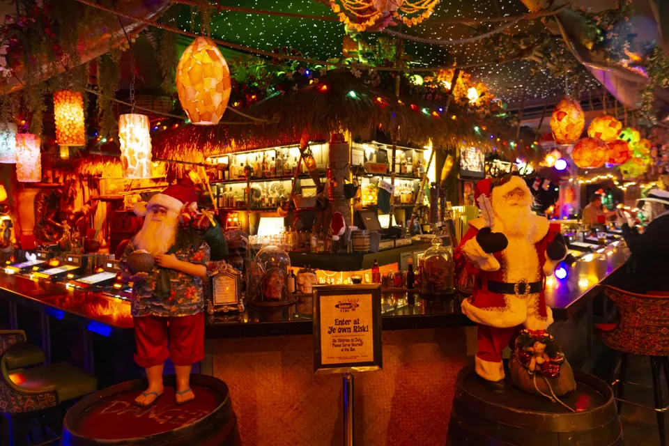 Interior de The Golden Tiki con decoración de diciembre de 2019 · fotografía de archivo; la ambientación y los servicios actuales pueden variar.