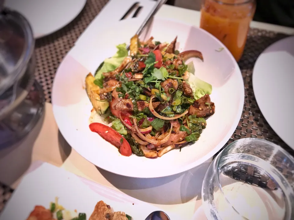 Ensalada de res fotografiada en Lotus of Siam, sede de Flamingo Road · archivo del 16 de marzo de 2018; no confirma el menú ni la presentación actuales.
