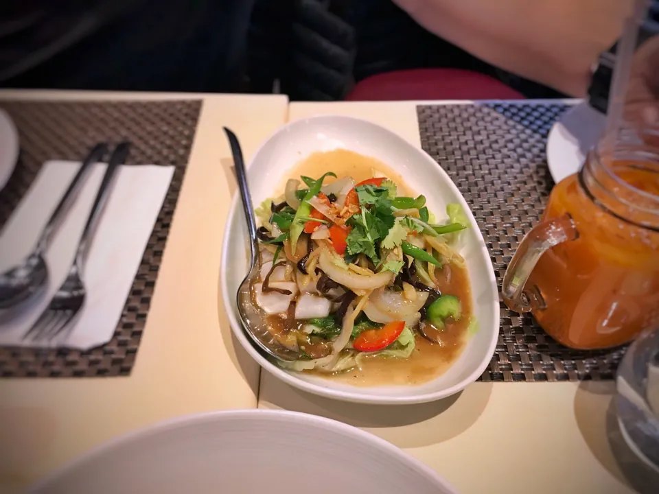 Pescado con salsa suki fotografiado en Lotus of Siam, sede de Flamingo Road · archivo del 16 de marzo de 2018; la carta y la presentación pueden cambiar.