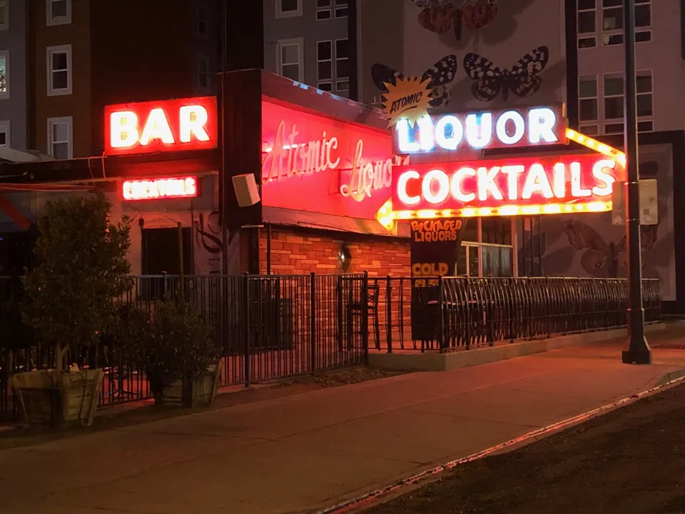 Exterior y letrero de Atomic Liquors en Fremont Street · archivo del 15 de diciembre de 2019; no confirma la distribución ni los servicios actuales.
