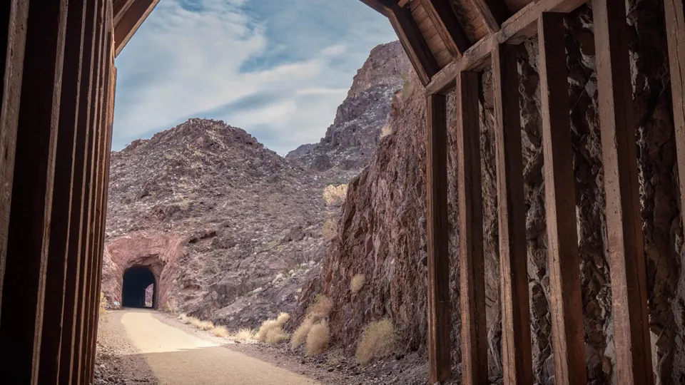 Túneles de Historic Railroad Trail junto a Lake Mead · fotografía de archivo de NPS/A. Cattoir, sin fecha de toma indicada; no confirma las condiciones actuales del sendero.