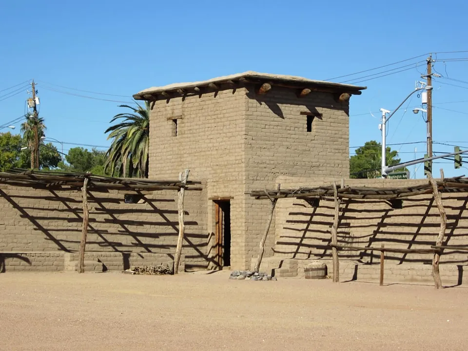 Torre y muros de adobe reconstruidos en Old Las Vegas Mormon Fort.