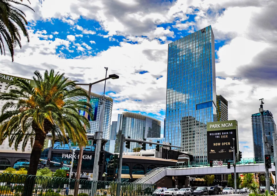 Torre acristalada de Waldorf Astoria Las Vegas, con Park MGM en primer plano, en junio de 2020.