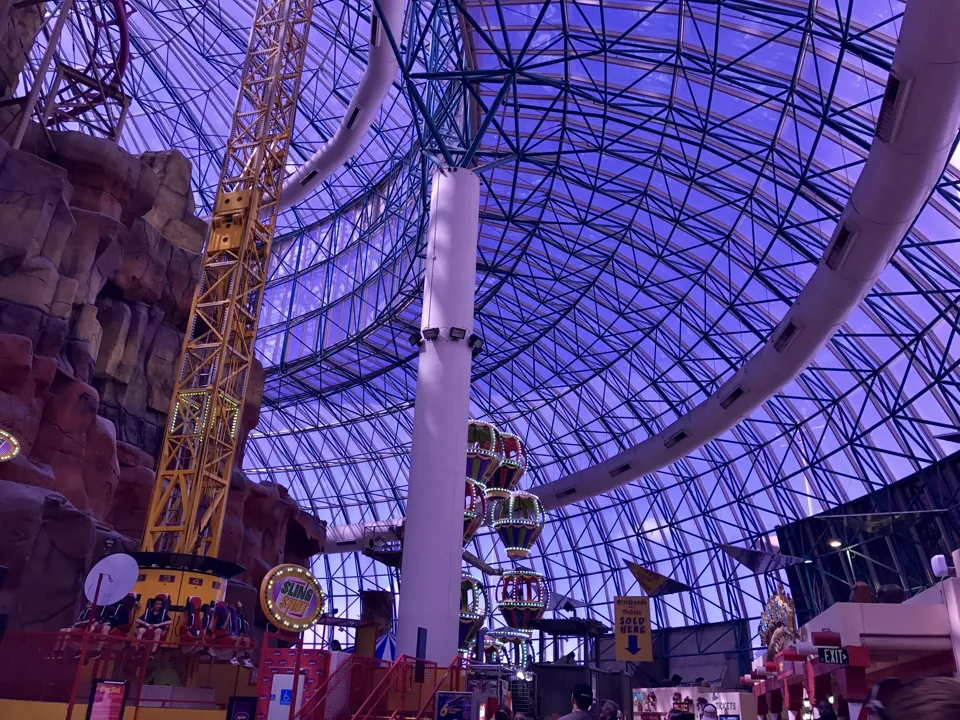 Interior de Adventuredome bajo su cúpula · archivo de abril de 2017. La foto no garantiza que todas las atracciones mostradas estén operando.
