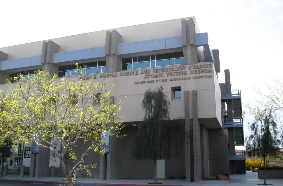 Edificio del Atomic Museum, entonces llamado Atomic Testing Museum · archivo de marzo de 2011. No muestra las exhibiciones actuales.