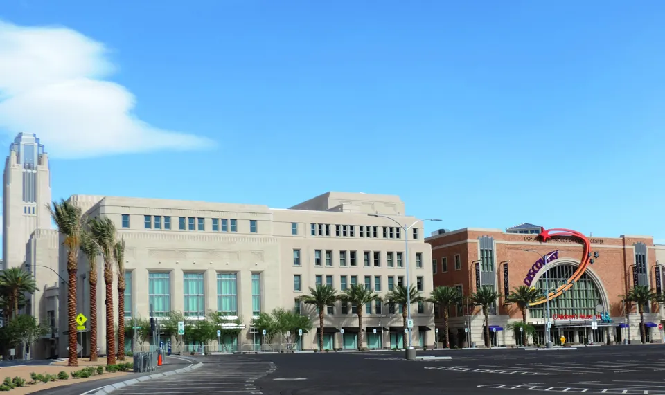 DISCOVERY Children’s Museum a la derecha y The Smith Center a la izquierda, en Symphony Park · archivo de junio de 2014.