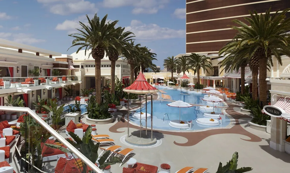 Albercas y áreas de descanso de Encore Beach Club · archivo de mayo de 2010. La distribución y el mobiliario pueden haber cambiado.