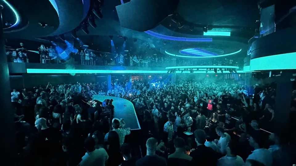 Interior de LIV Las Vegas durante una presentación de Tiësto · archivo de marzo de 2026; no corresponde a un evento anunciado actualmente.