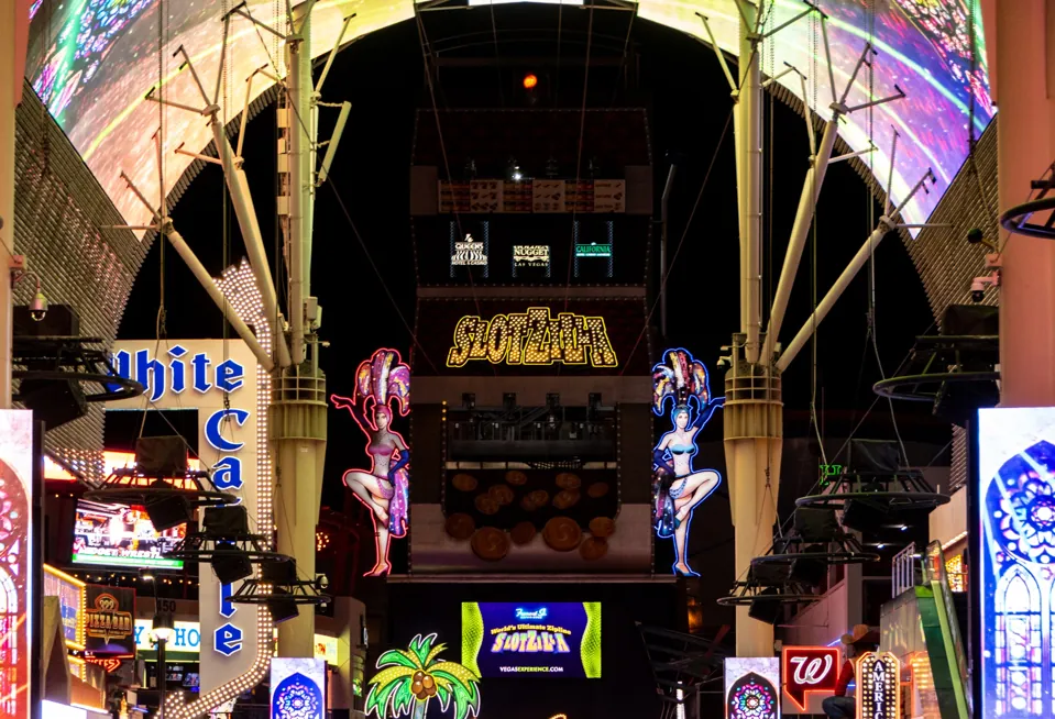 Torre de SlotZilla bajo la cubierta de Fremont Street Experience · archivo de julio de 2025.