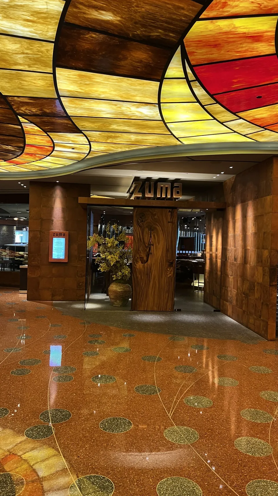 Entrada de Zuma en The Cosmopolitan, bajo un techo de tonos ámbar, en mayo de 2022.