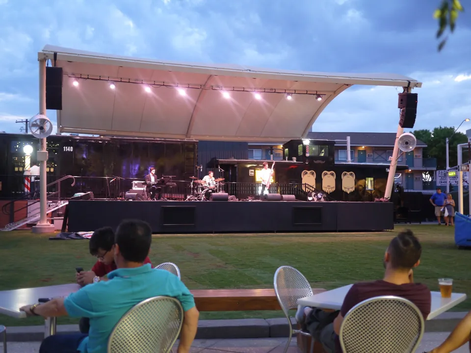 Escenario y patio de Downtown Container Park · archivo 2014-08-11.