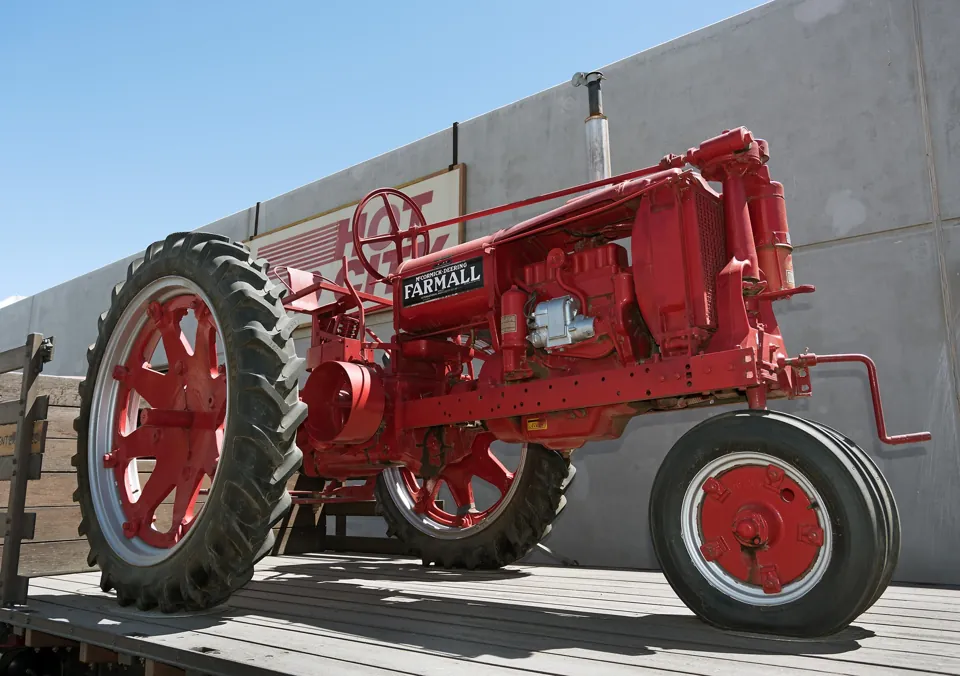 Tractor Farmall fotografiado en Nostalgia Street Rods · archivo 2022-05-16.