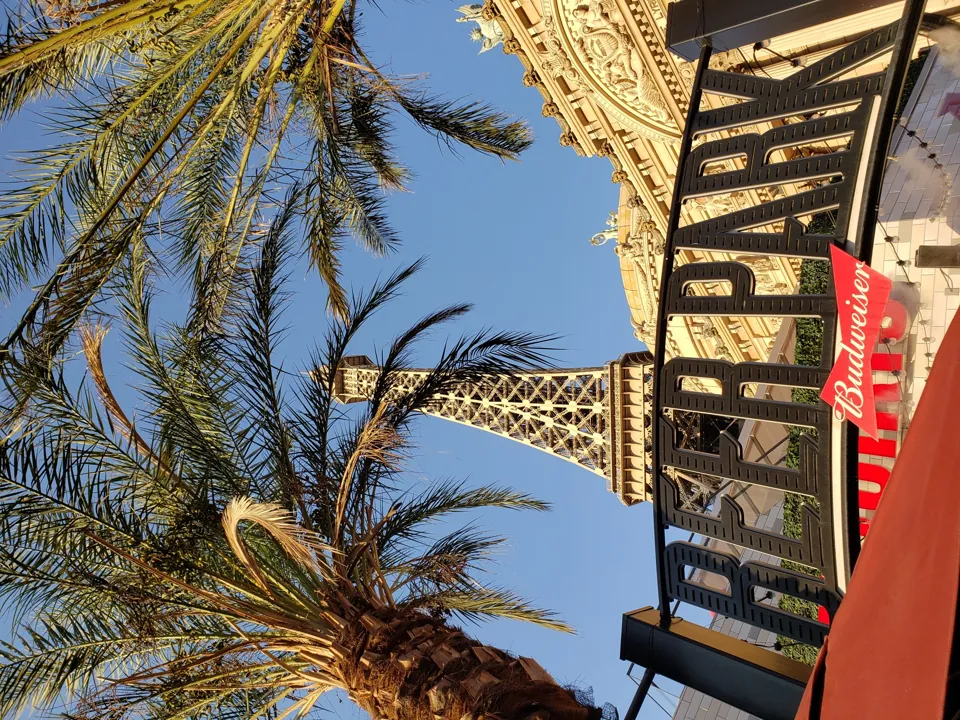 Letrero de Beer Park con la Torre Eiffel de Paris al fondo · archivo 2019-09-08.