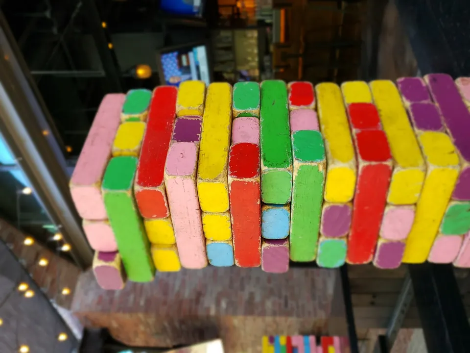 Bloques de colores de un juego fotografiado en Beerhaus · archivo 2019-09-12.