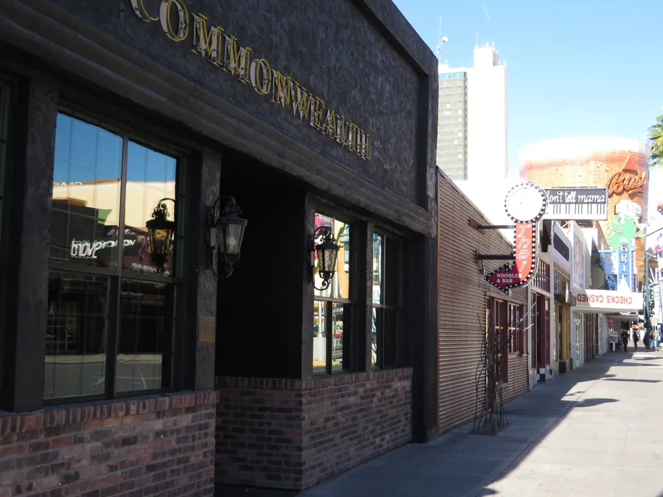 Fachada de Commonwealth en Fremont East · archivo 2014-10-04.