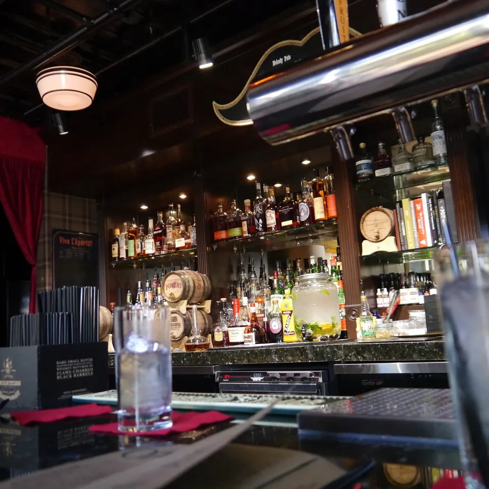 Barra y botellas en Oak & Ivy de Container Park · archivo 2014-11-14.