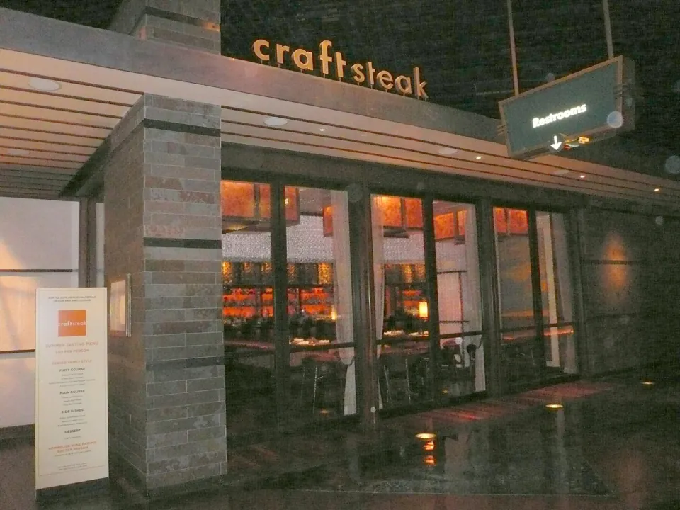 Entrada y letrero de Craftsteak en MGM Grand Las Vegas en 2009