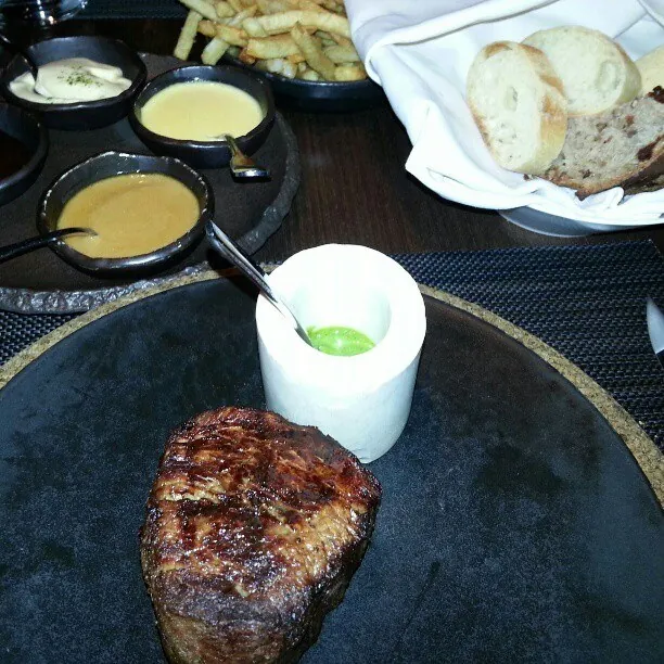Carne y acompañamientos fotografiados en Jean Georges Steakhouse de ARIA en 2013