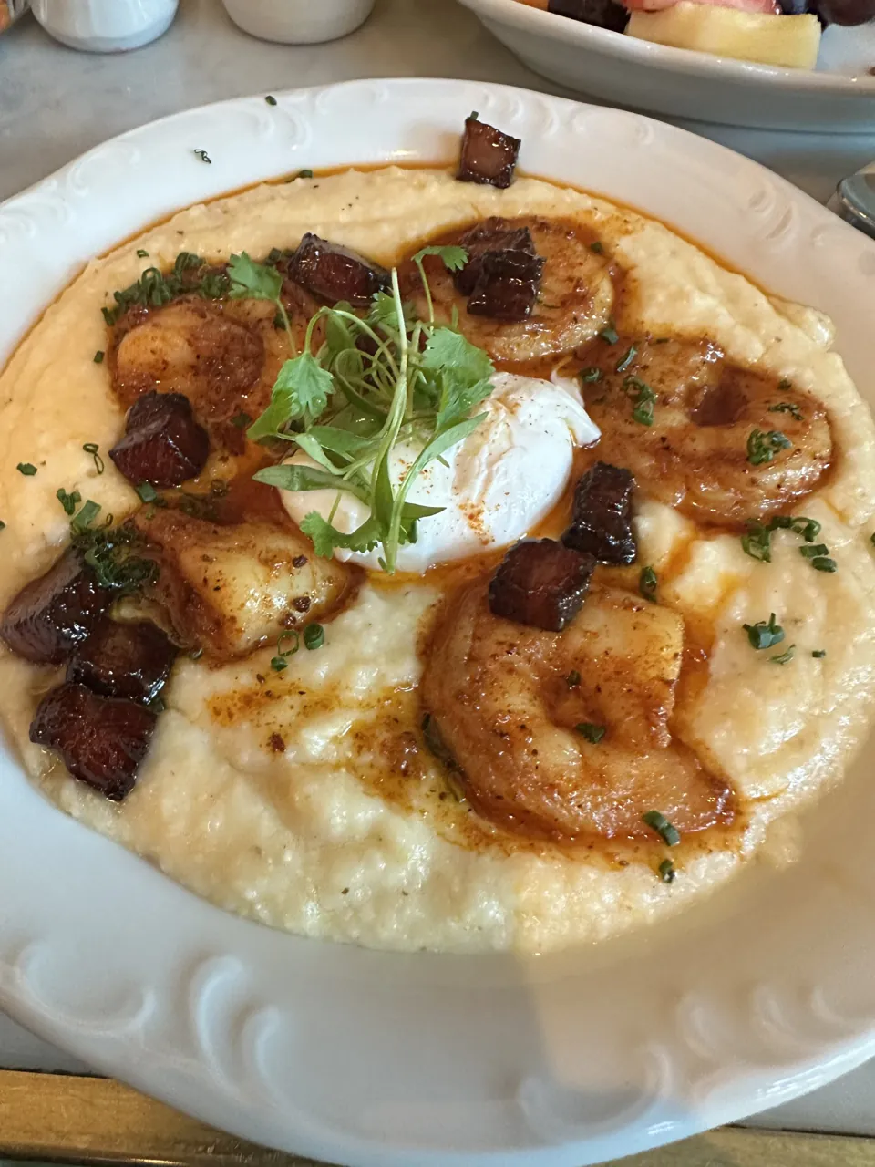 Plato de Shrimp and Grits fotografiado en Primrose de Park MGM en 2025