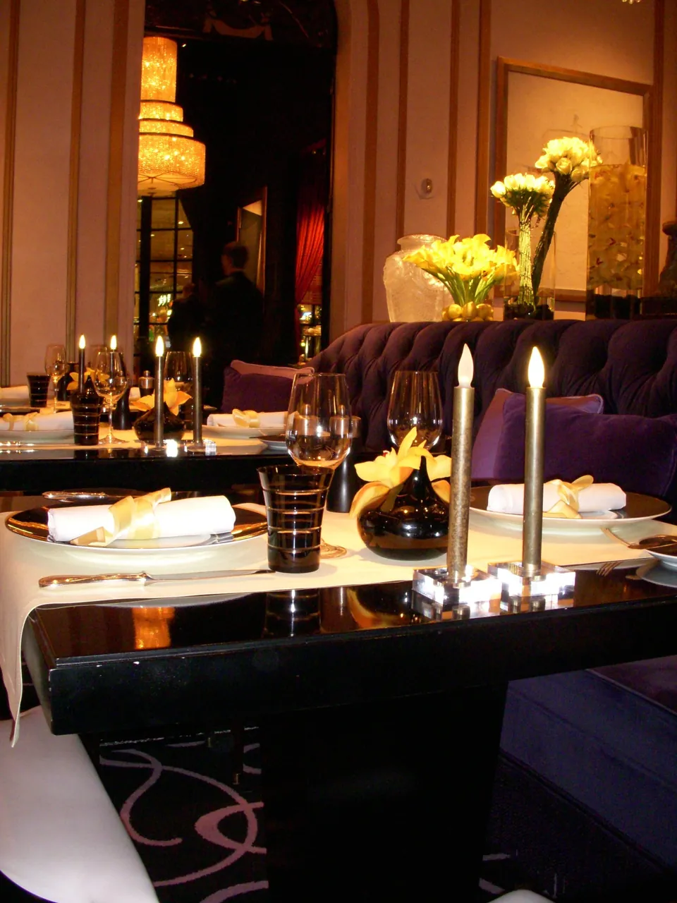 Mesas y asientos del comedor de Joël Robuchon en Las Vegas en 2007