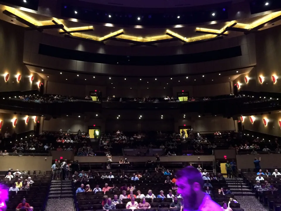 Interior del Penn & Teller Theater en Rio, visto hacia las localidades de la sala