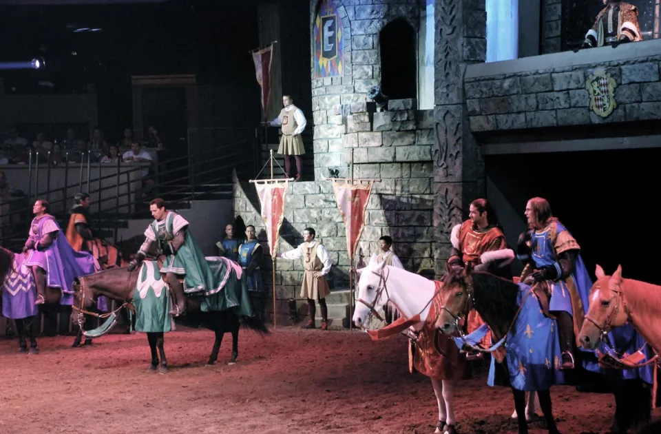 Caballeros a caballo en Tournament of Kings en Excalibur