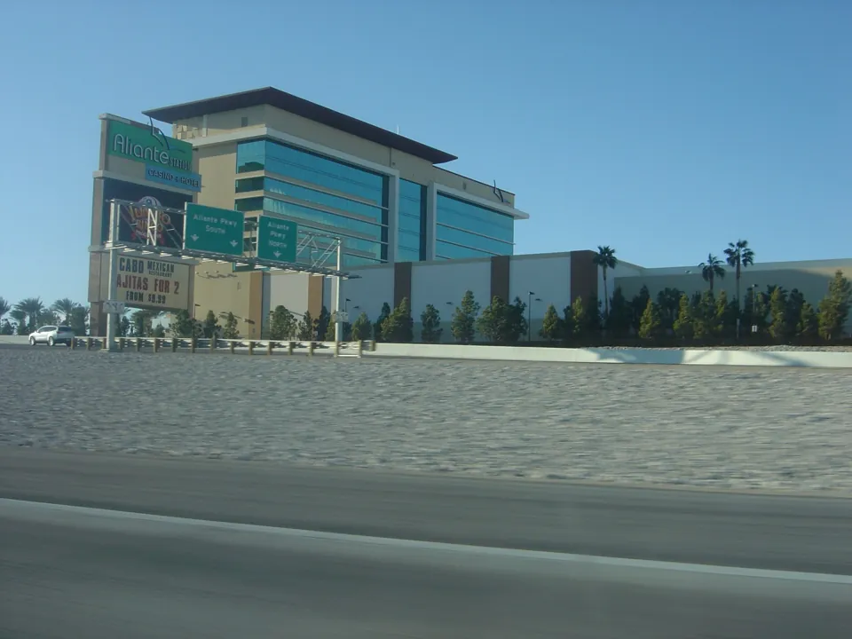 Exterior del hotel Aliante en North Las Vegas bajo su antiguo letrero Aliante Station