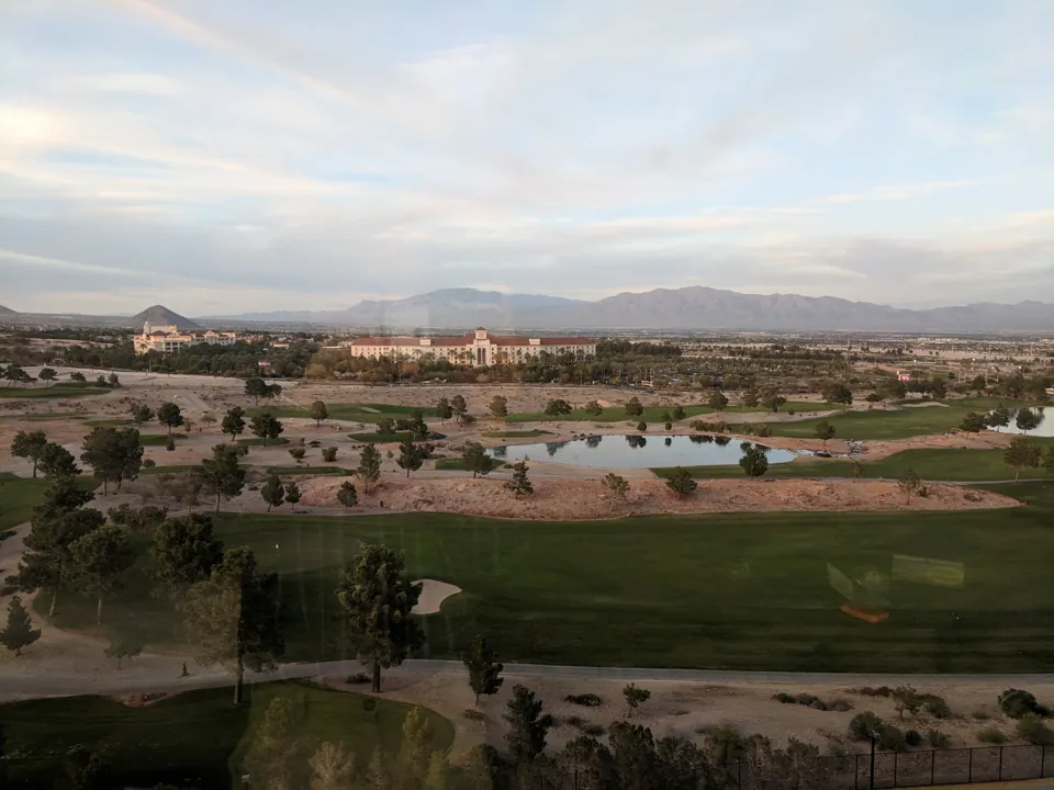 Conjunto de JW Marriott y Rampart visto a distancia desde Suncoast